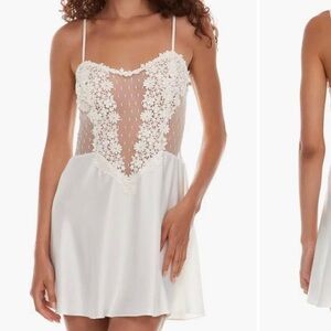 Flora Nikrooz NWT Showstopper Chemise